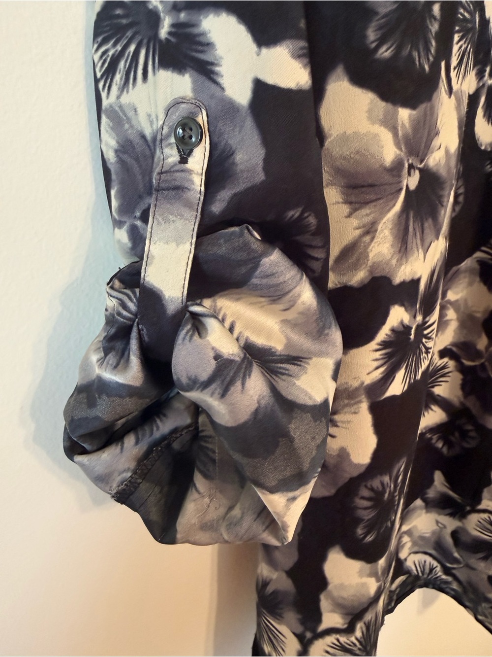 ANN TAYLOR Floral V-Neck Long Sleeve Blouse in Black, Cream & Grey - Picture 5 of 6